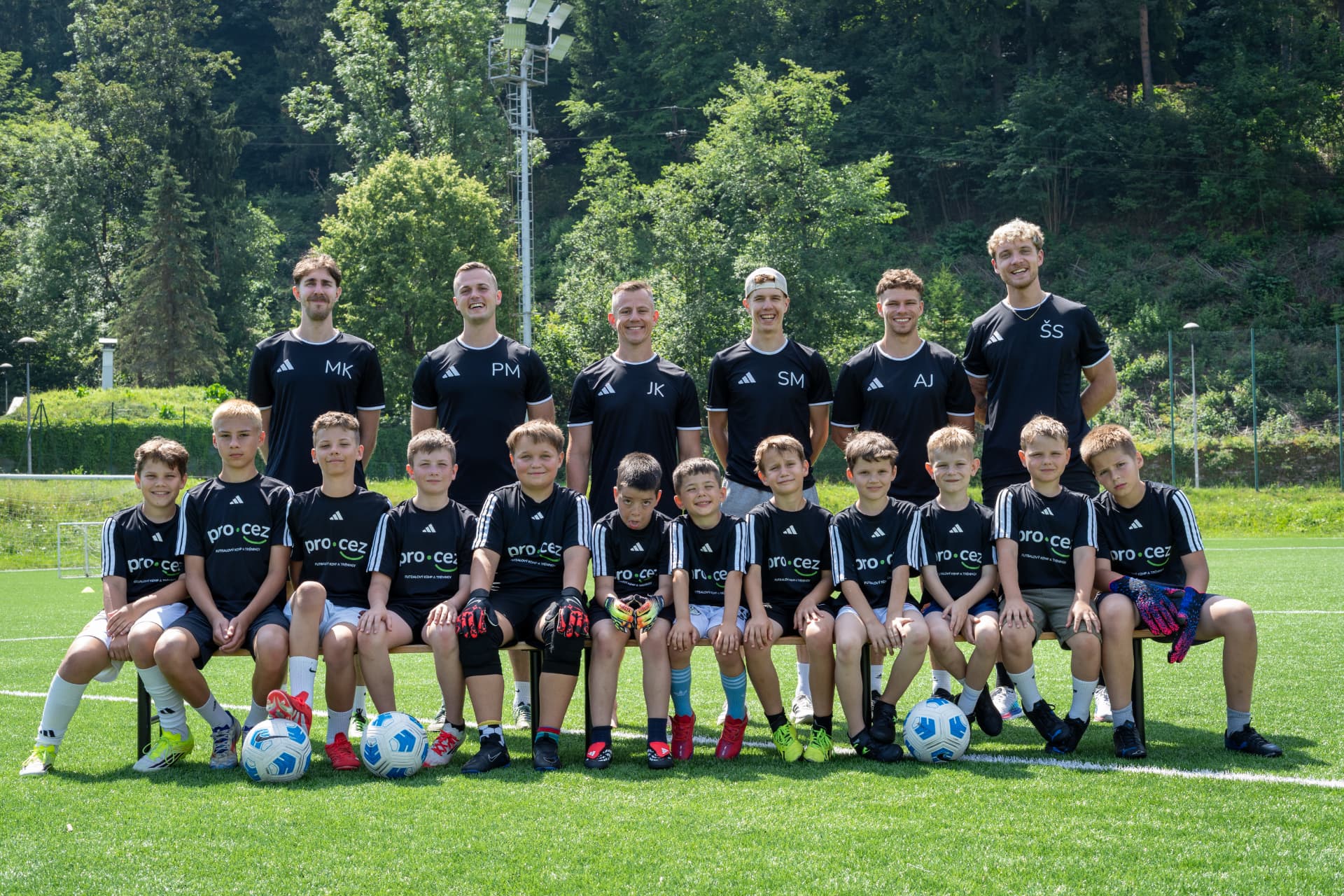 Tréneri a deti na pro•cez futbalovom kempe v Dolnom Kubíne